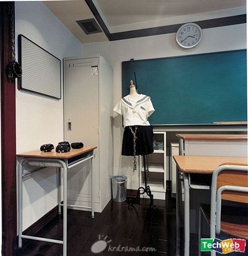 教室房间。貌似日本对学生有特殊的情结。 最受欢迎的服装里，制服也是出租最多的。