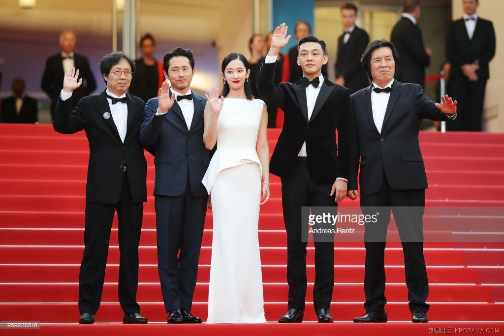 guest-actor-steven-yeun-actress-jongseo-jeon-actor-ahin-yoo-and-lee-picture-id95.jpg