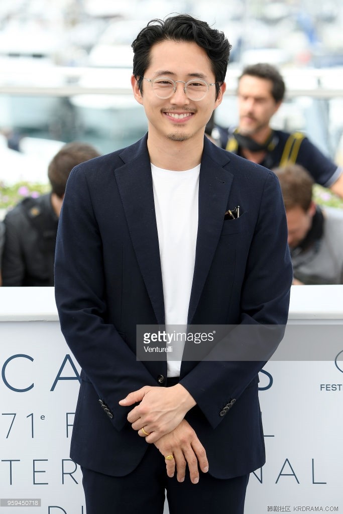 actor-steven-yeun-attends-the-photocall-for-the-burning-during-the-picture-id959450718.jpg