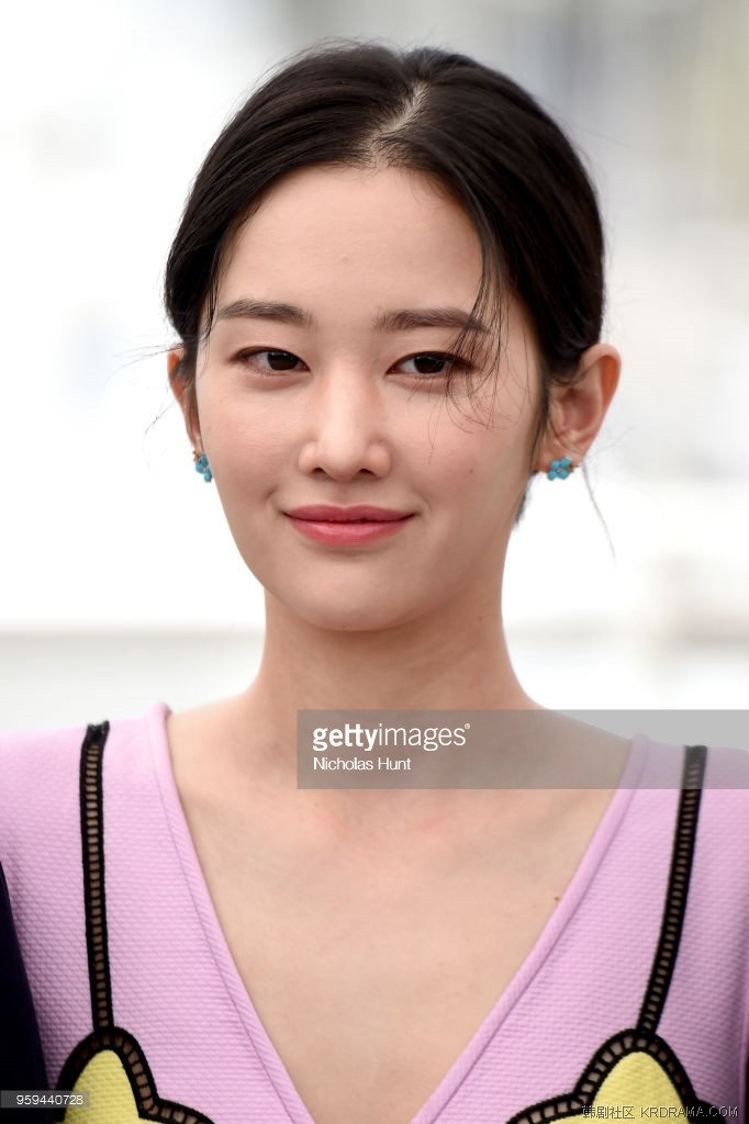 actress-jongseo-jeon-attends-burning-photocall-during-the-71st-annual-picture-id.jpg