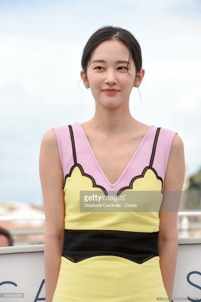 jun-jong-seo-attends-burning-photocall-during-the-71st-annual-cannes-picture-id9.jpg