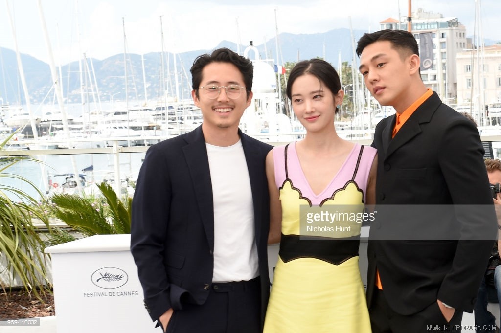 actors-steven-yeun-jongseo-jeon-and-ahin-yoo-attend-burning-photocall-picture-id.jpg