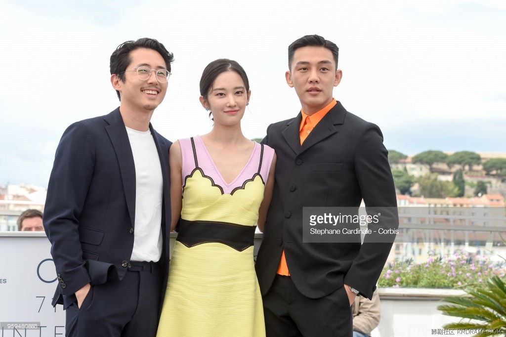 ussouth-korean-actor-steven-yeun-south-korean-actress-jun-jong-seo-picture-id959480888.jpg