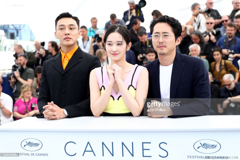 actors-ahin-yoo-jongseo-jeon-and-steven-yeun-attend-burning-photocall-picture-id.jpg