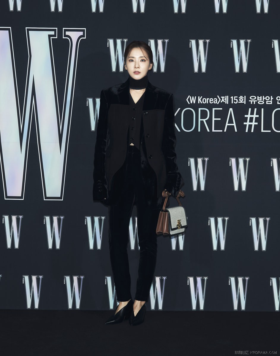 2NE1 SANDARA PARK.jpg