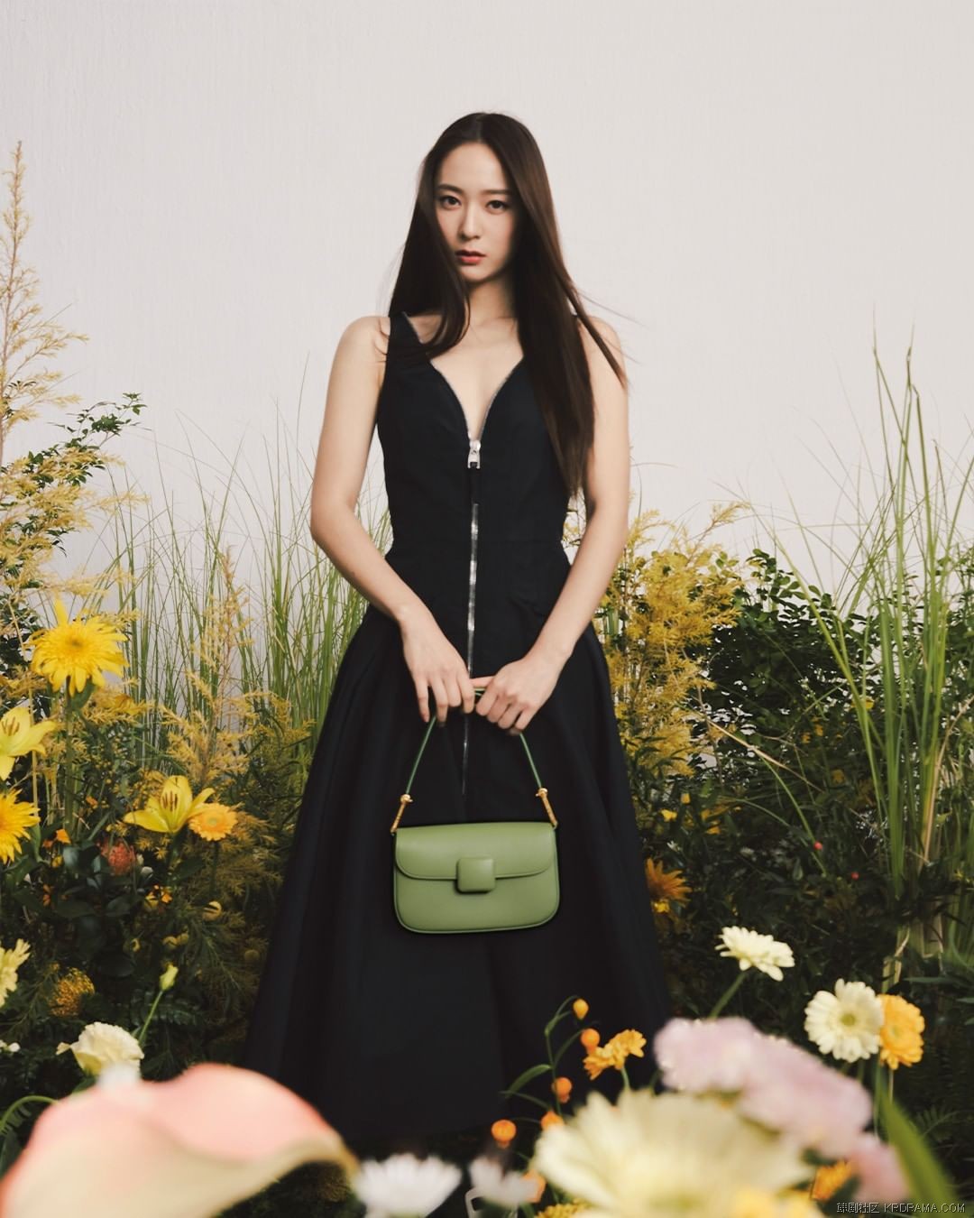 voguekorea~p~CZIx6vtAsBg~3.jpg