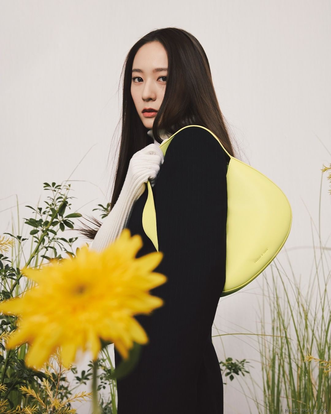 voguekorea~p~CZIx6vtAsBg~7.jpg