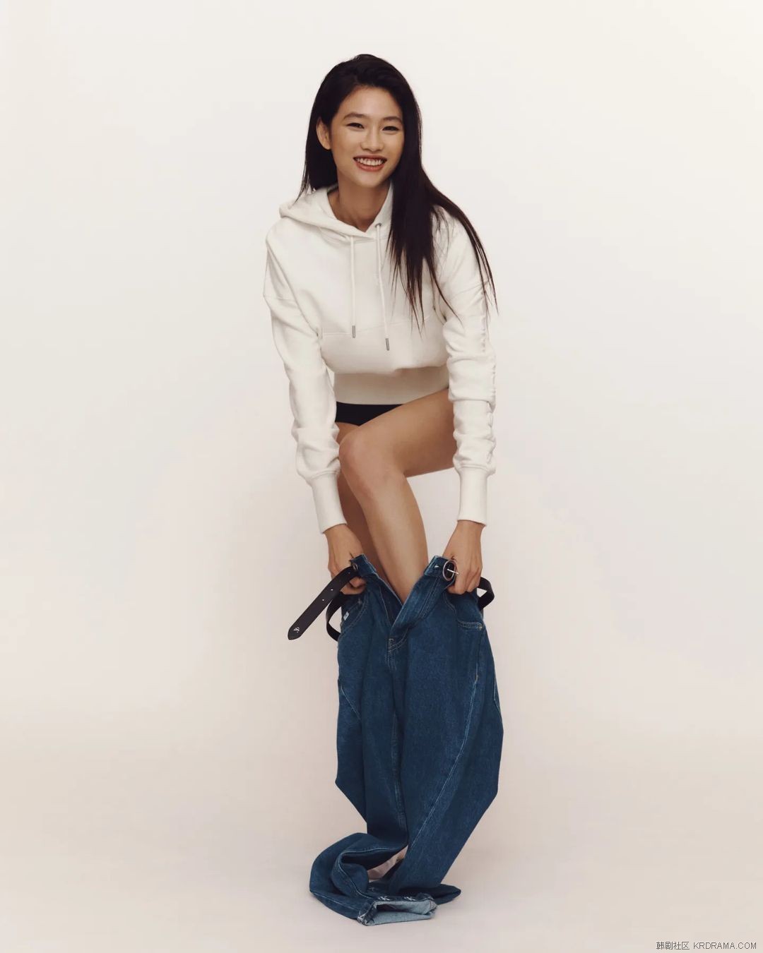 harpersbazaarkorea~p~CZOJPDrL9kb~10.jpg