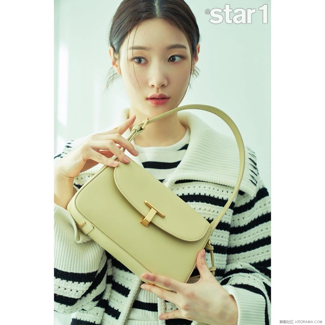 atstar1magazine~p~CbOrE9Qva6O~2.jpg