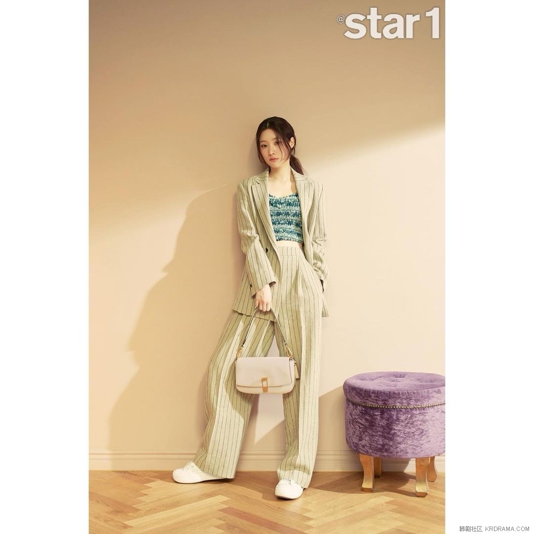 atstar1magazine~p~CbOrE9Qva6O~5.jpg