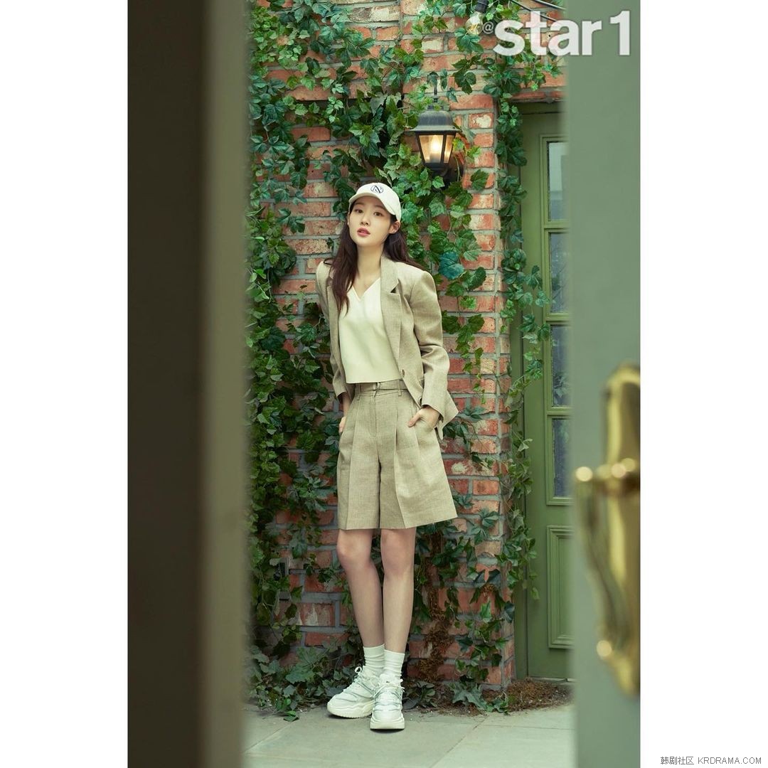 atstar1magazine~p~CbWTi1zPK-Q~3.jpg