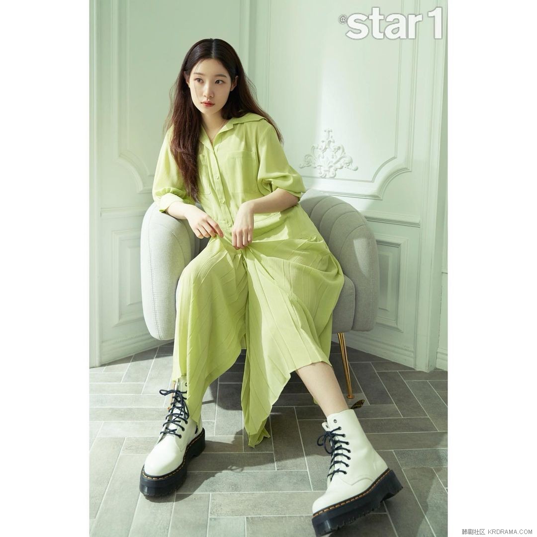 atstar1magazine~p~CbWTi1zPK-Q~4.jpg