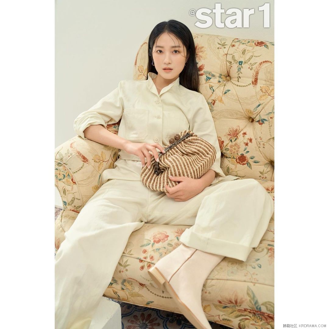 atstar1magazine~p~Cdu1bA0vc0X~2.jpg