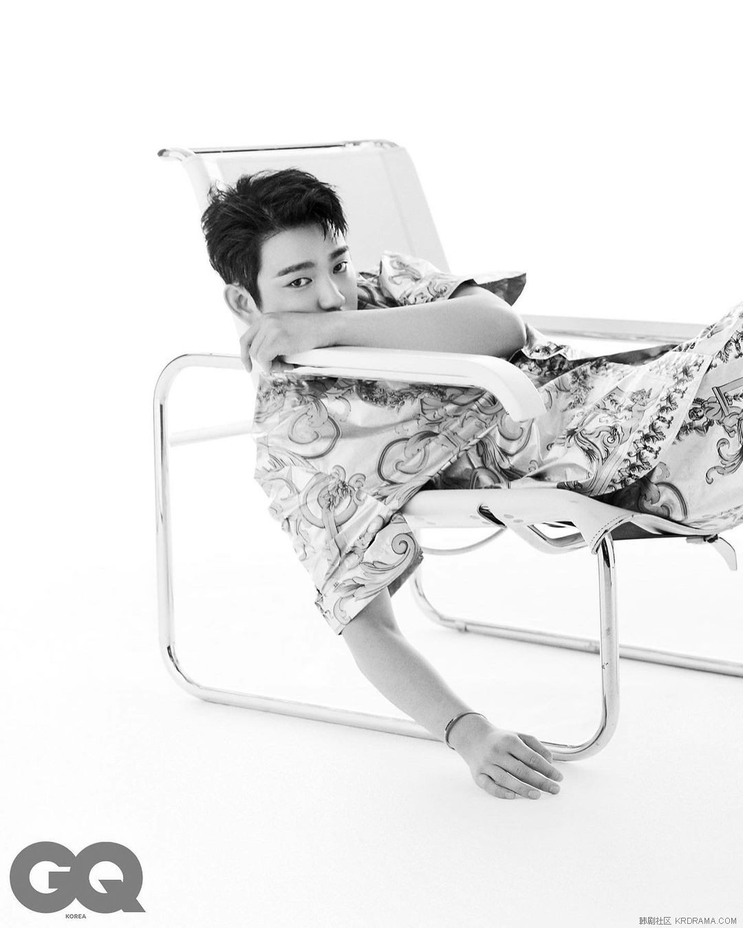 gq_korea~p~CgOnBSaPb3B~2.jpg