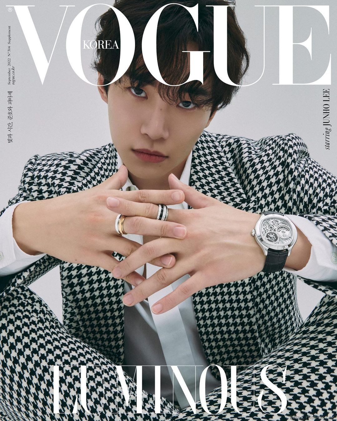 voguekorea~p~ChWK7-5JfP4~1.jpg