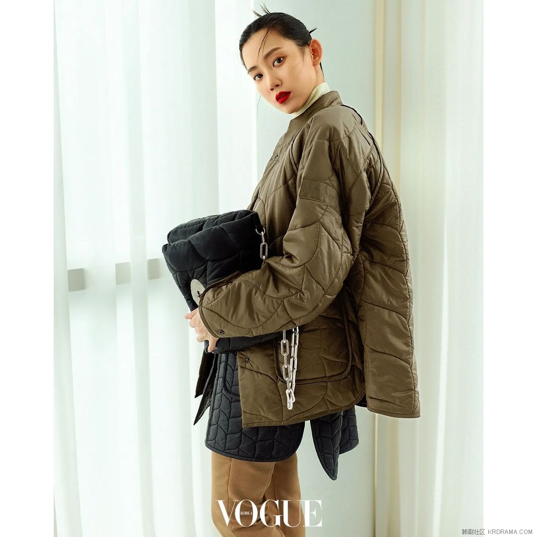 voguekorea~p~Cirl4dhJI6A~2.jpg