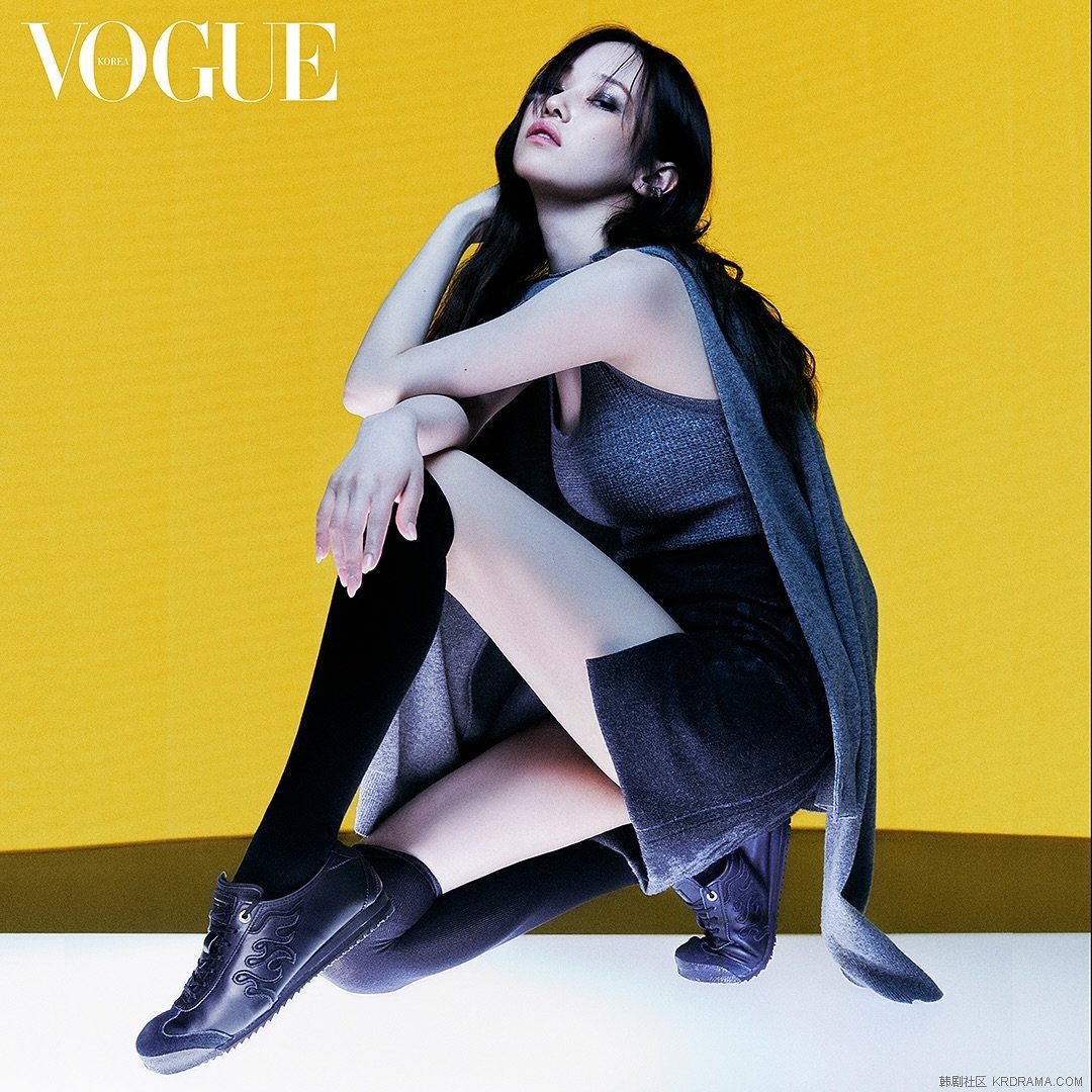 voguekorea_1729688687955.jpg