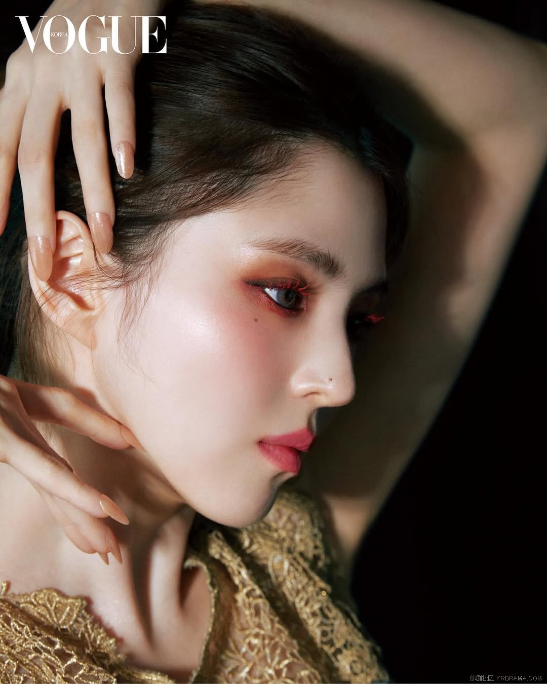 voguekorea_1733494028403.jpg