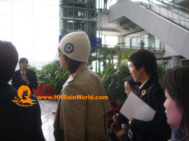 2007-12-06 Rain 到達香港機場 1.jpg